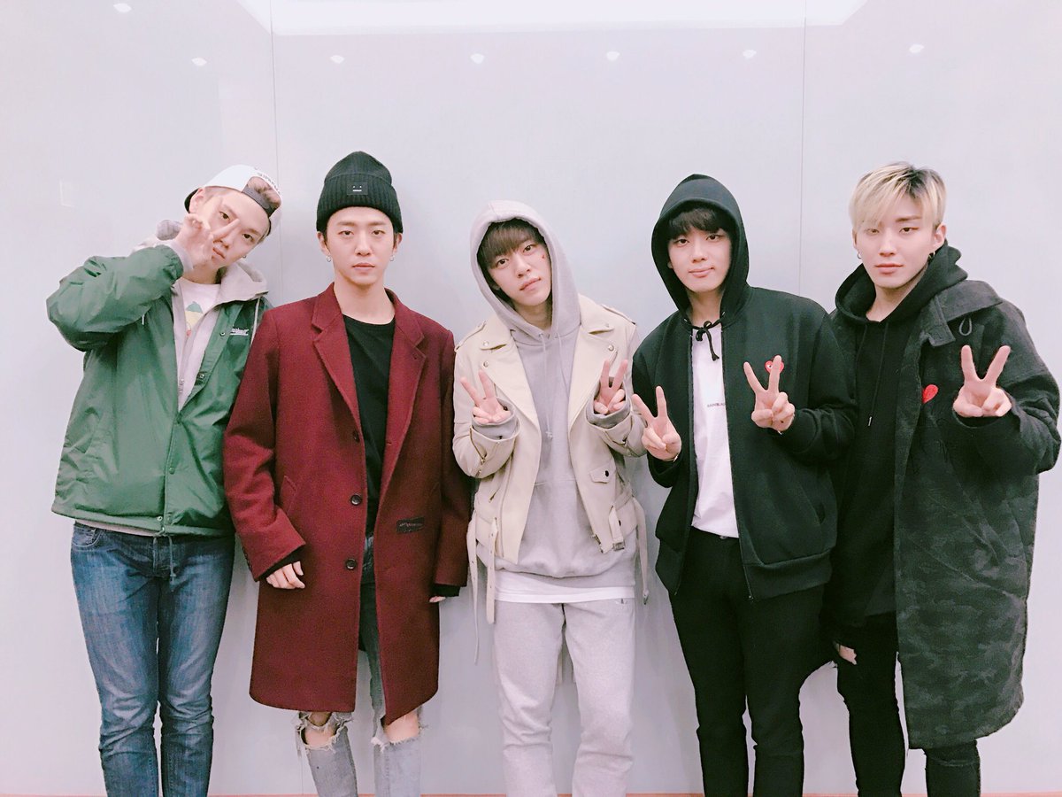 BAP_Fanstaff's tweet photo. 오늘 부산/대구 팬사인회 와줘서 고마워요!💕 하루에 두번 봐서 너무 좋네요~! 우리 BABY들 집에 조심히 들어가요! 굿밤~🌹🌹 #BAP #ROSE #WAKEMEUP https://t.co/GEPijHwejW