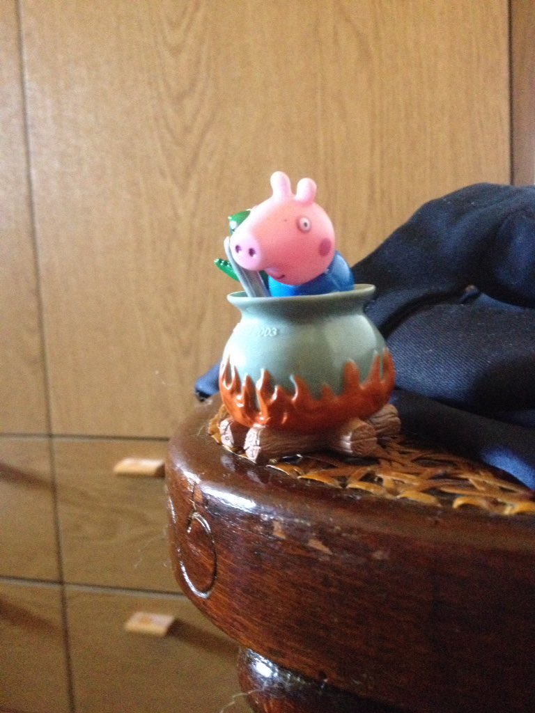 givagivaz's tweet photo. Spiegare ai nipoti il rito del maiale con i personaggi di Peppa Pig. #tradizioni #quadara https://t.co/MeT2dv72V2