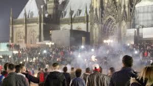 PinkDonutJessi's tweet photo. Was meine Eltern denken, was in Köln passiert /vs./ was wirklich in Köln passiert https://t.co/zAN9eOv6oH