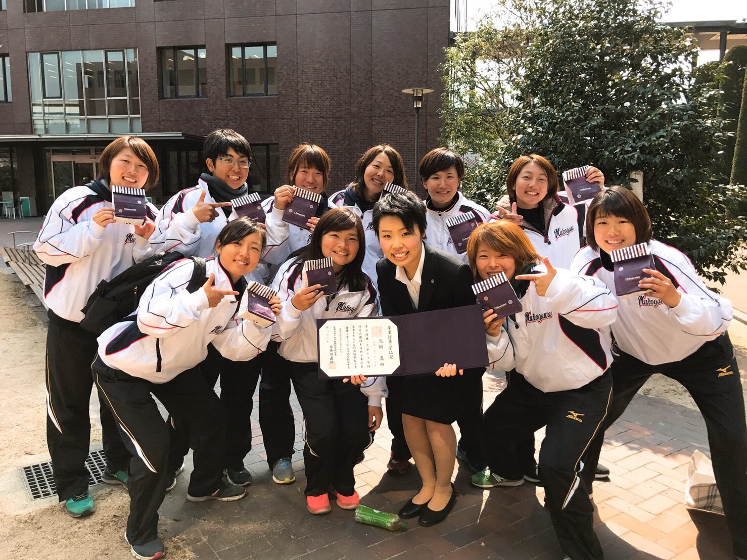 武庫川女子大学野球部 Sur Twitter 今日は武庫川女子短期大学の卒業式でした 練習途中に 27に会いに行きました 一緒に野球をすることができて楽しかったです 卒業おめでとうございます そして今日は野球部で最年少 武庫川女子大学野球部 Sur Twitter 今日は武庫川女子短期大学の卒業式でした 練習途中に 27に会いに行きました 一緒に野球をすることができて楽しかったです 卒業おめでとうございます そして今日は野球部で最年少