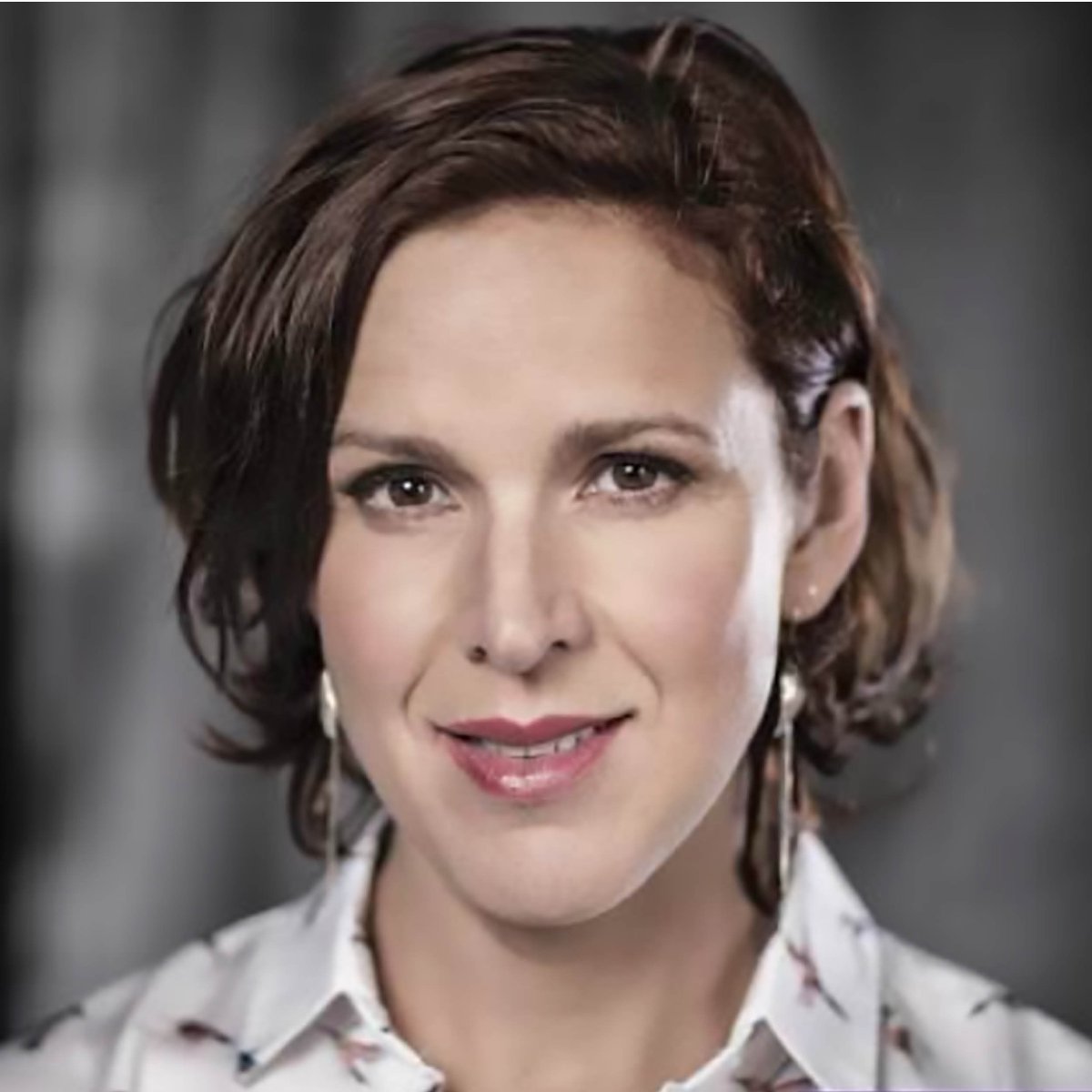We just love Tine Embrechts in this subtle but playful blouse with bird print! You can spot on TV in ‘Tegen de sterren op’. #TerreBleueTV