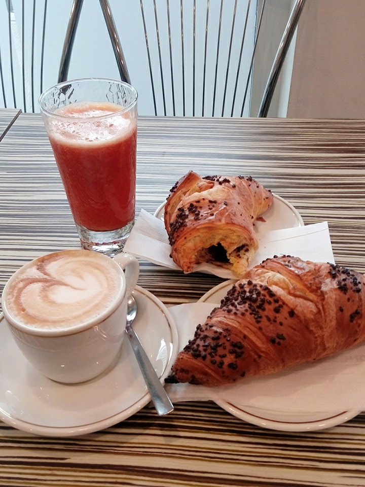 felithedreamer's tweet photo. Stamattina è una di quelle mattine da 2 brioches 😂 Buondì!! #cotrcompilation https://t.co/KRJDMqm9Rb