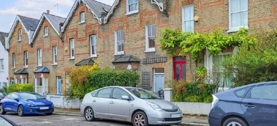 rentervous's tweet photo. Does your home 'earn' more money than you?  - Zoopla https://t.co/VpuAgI0ndn https://t.co/r29E0mlIzM