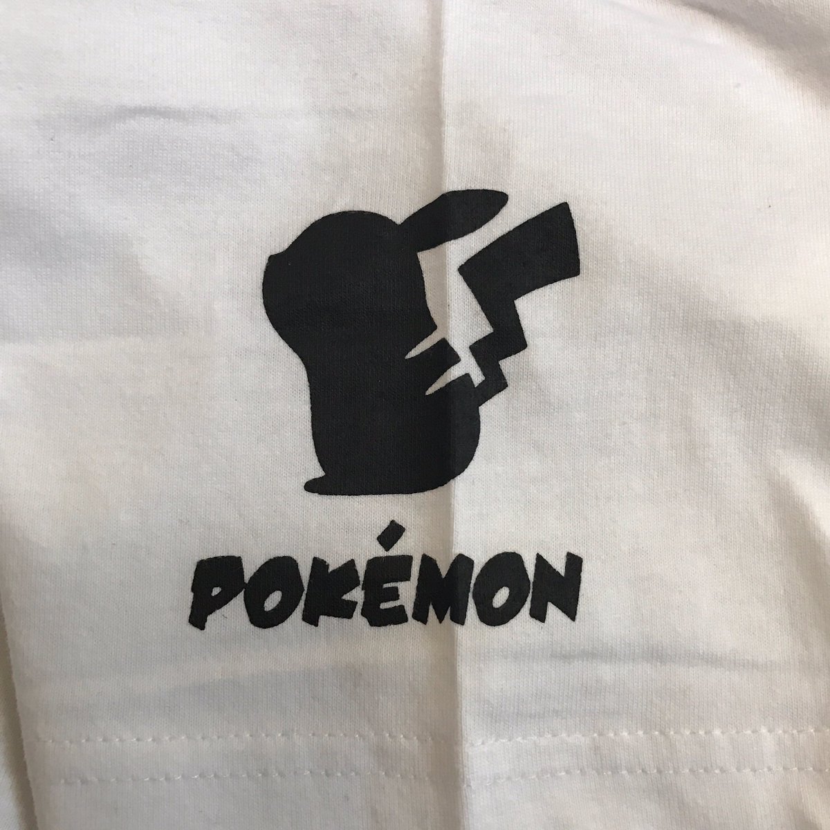 Sora Sur Twitter しまむらにアンブレラtシャツ買いに行ったら まさかのポケモンtシャツ あったのでお買い上げ ただのモンボデザインかと思ったら 袖とタグにピカチュウさん しまむら ピカチュウ