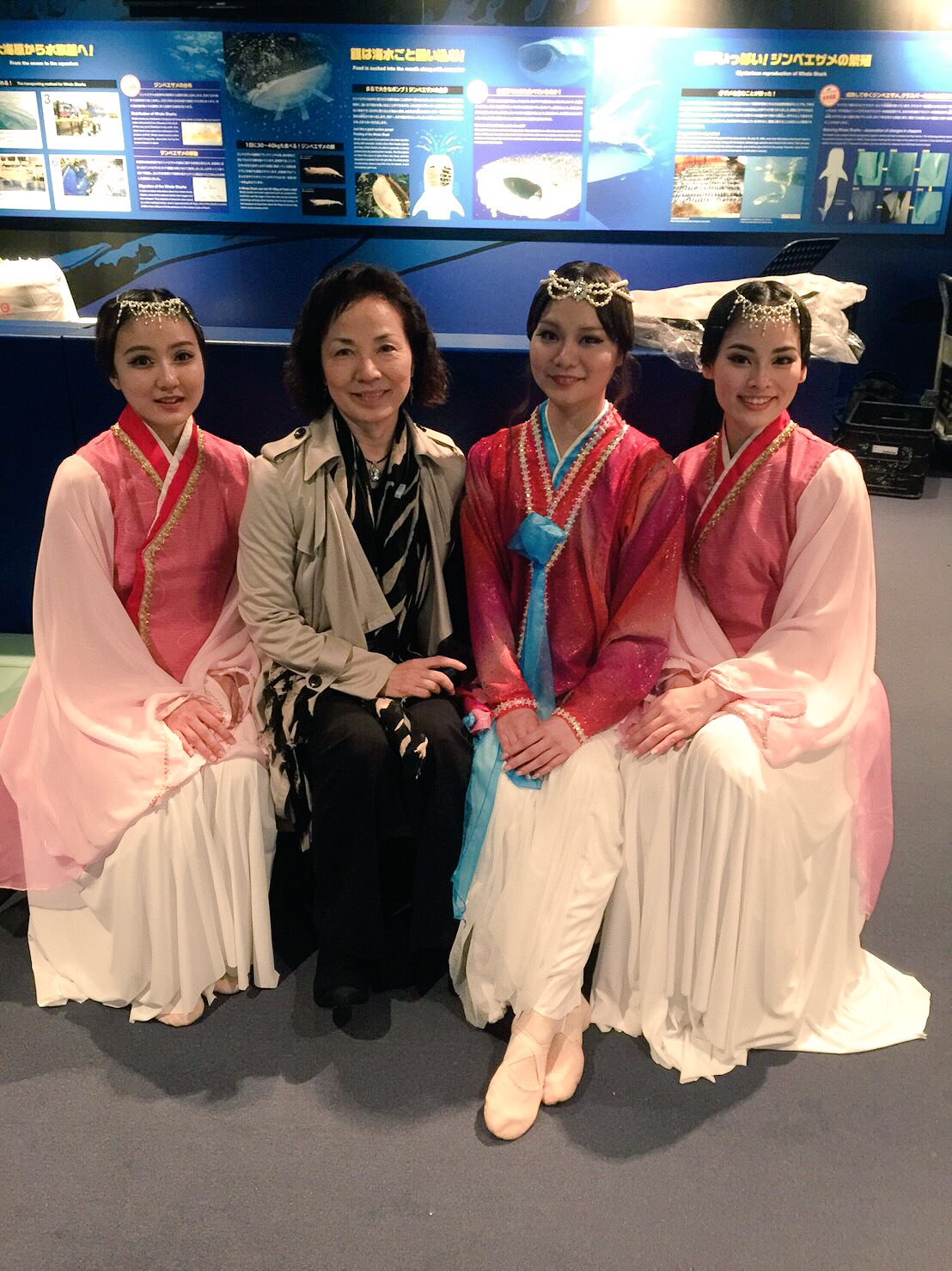 ｎｓ琉球バレエ団 3 18 Hapツアー のオープニング に出演させていただきました 美ら海水族館 の大きな水槽を背景に踊るという貴重な体験ができました そして 今回の衣装も長崎先生手作りの衣装で踊りました 今回の舞台のテーマは 乙姫