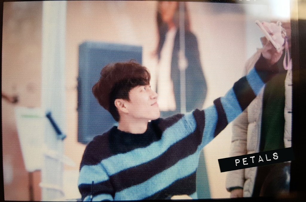 PETALS0415's tweet photo. 170319 동대문현대시티아울렛 1주년기념 싸인회 #젝스키스 #제이워크 #장수원 프리뷰

셀카 찍는 수원🤗 https://t.co/K3S8Xjw9vt