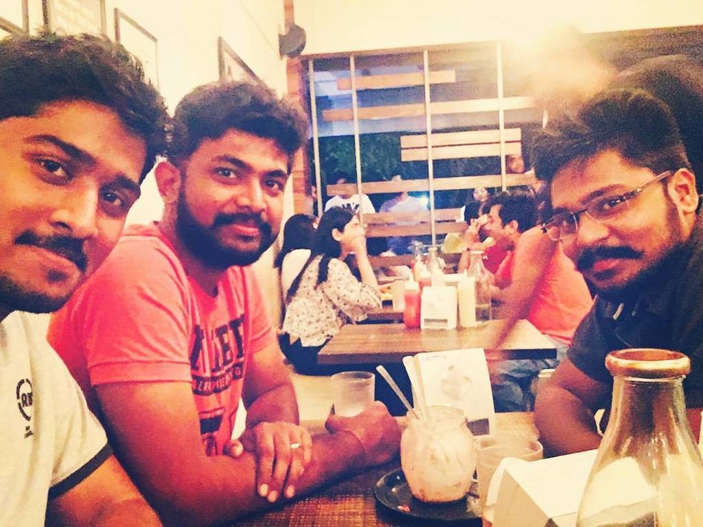 gokulkarthickct's tweet photo. #treat #fun #mgroad 😍 #grabing✊ 🍔 😋 https://t.co/sLGQsUggxf https://t.co/rGibxANB4p