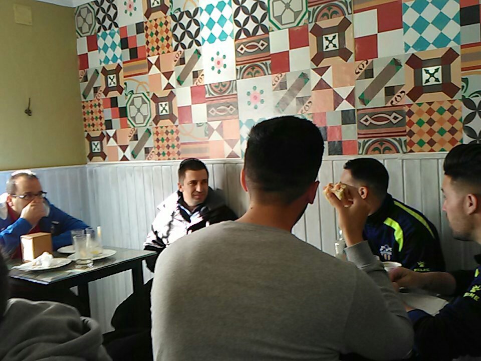 CDMSQSenior's tweet photo. Jugadores y cuerpo técnico desayunan juntos antes de ir a jugar frente a Maribañez https://t.co/rBcJ8lUpdO
