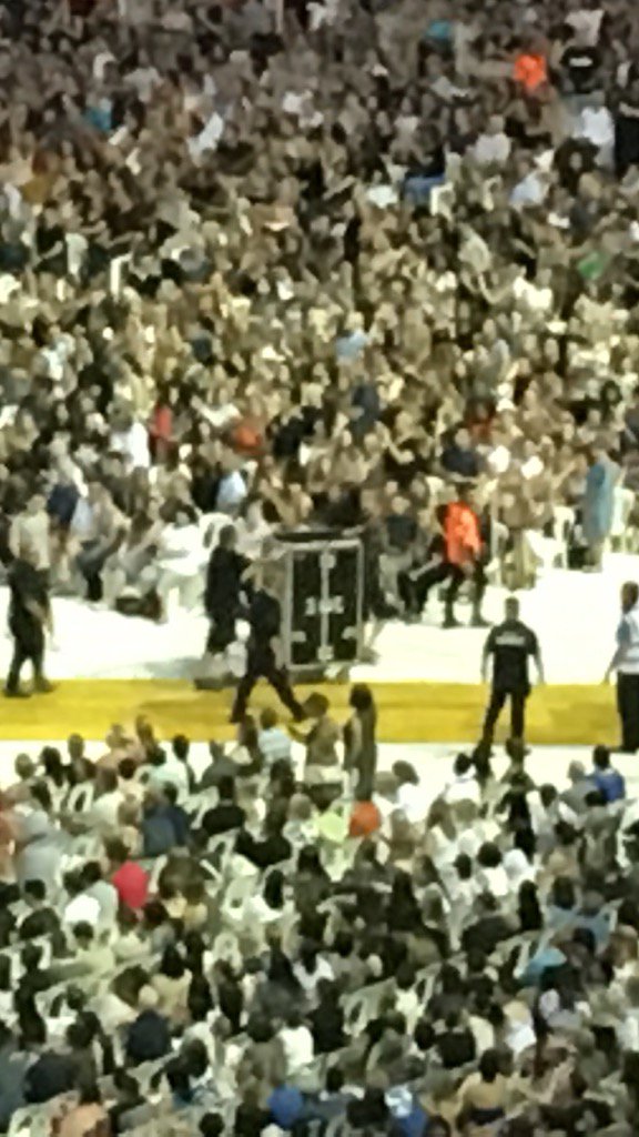 Jwlz23's tweet photo. I just saw @Adele 's  box 😱 https://t.co/GeAe0fIMfK