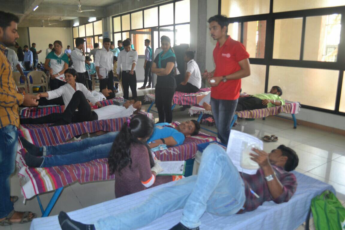 Rotaract3054's tweet photo. RAC Mehsana conducted #Mahadan_2.0
& collected 350 units of Blood.
#worldrotaractweek #Rotaract #Rotaract3051 https://t.co/4Bz5GzdmgC