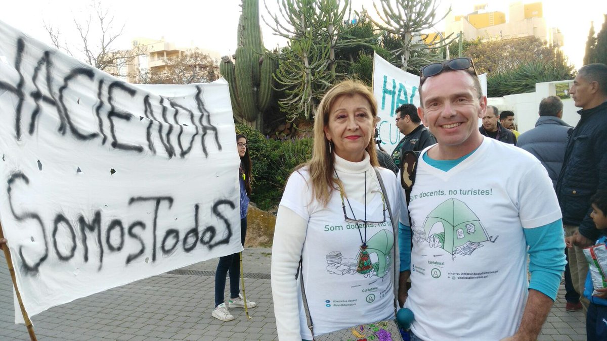 salvaguilera's tweet photo. Ahir a la tarda vàrem treure les primeres samarretes de Som docents, no turistes¡ d'@SindAlternativa a la concentració Eivissa #VivendaDigna https://t.co/IyKjkspiVt