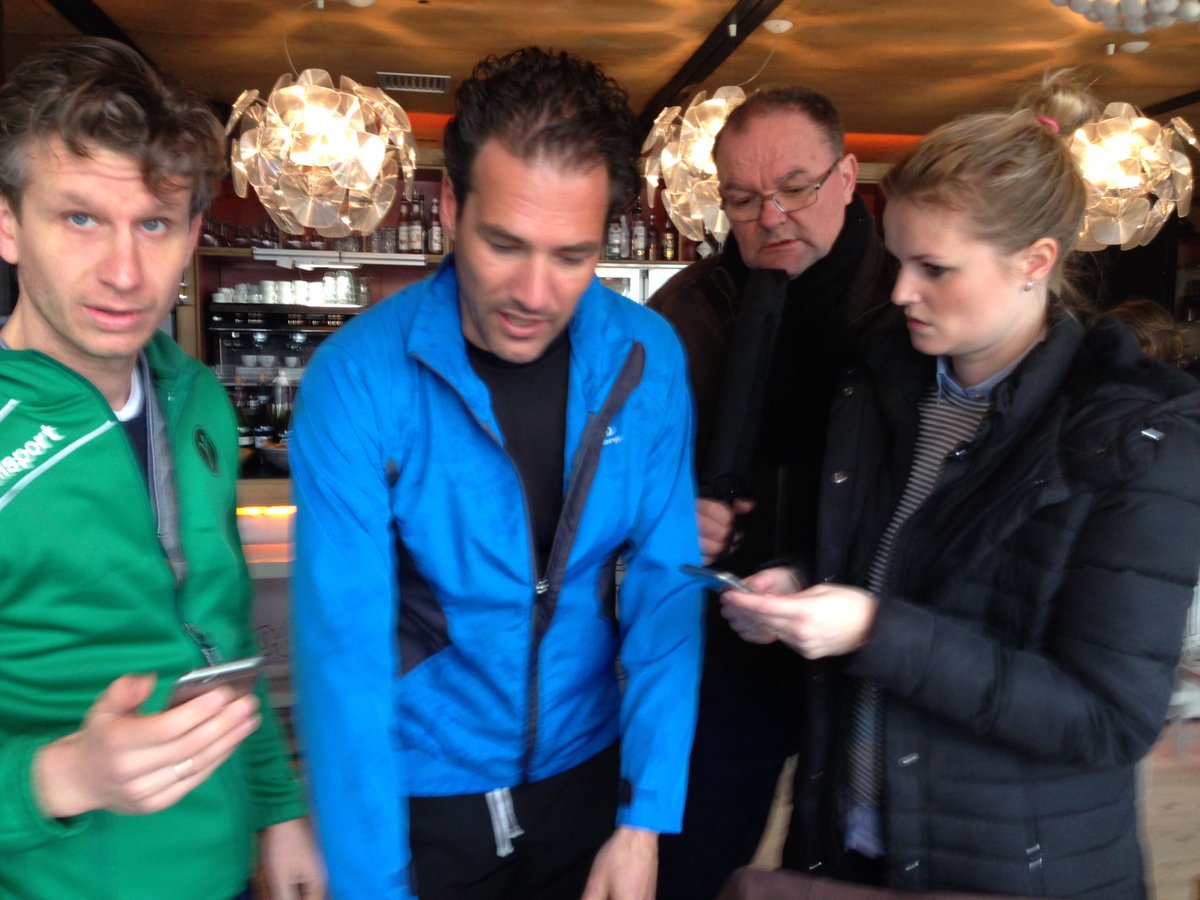 SZmarathon's tweet photo. Laatste details worden doorgenomen met familie en vrienden! https://t.co/ul5Fr8uJWr