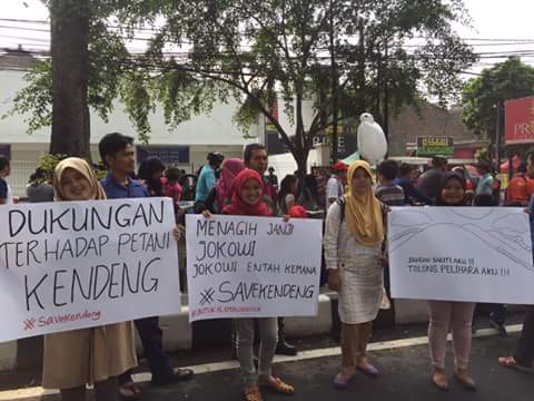 banyukendeng's tweet photo. Solidaritas dari #bandung untuk kendeng. Pres @jokowi petani kendeng sdh 7 hari #DipasungSemen2 tutup pabrik semen. https://t.co/qr50hRxPyk
