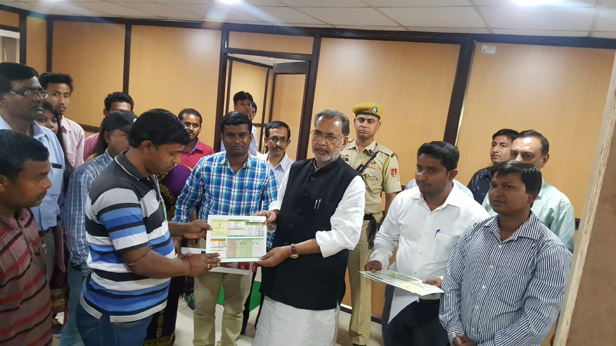 कृषि विज्ञान केंद्र, सालीमा में स्थानीय किसानों को सॉइल हेल्थ कार्ड वितरित करते हुए।