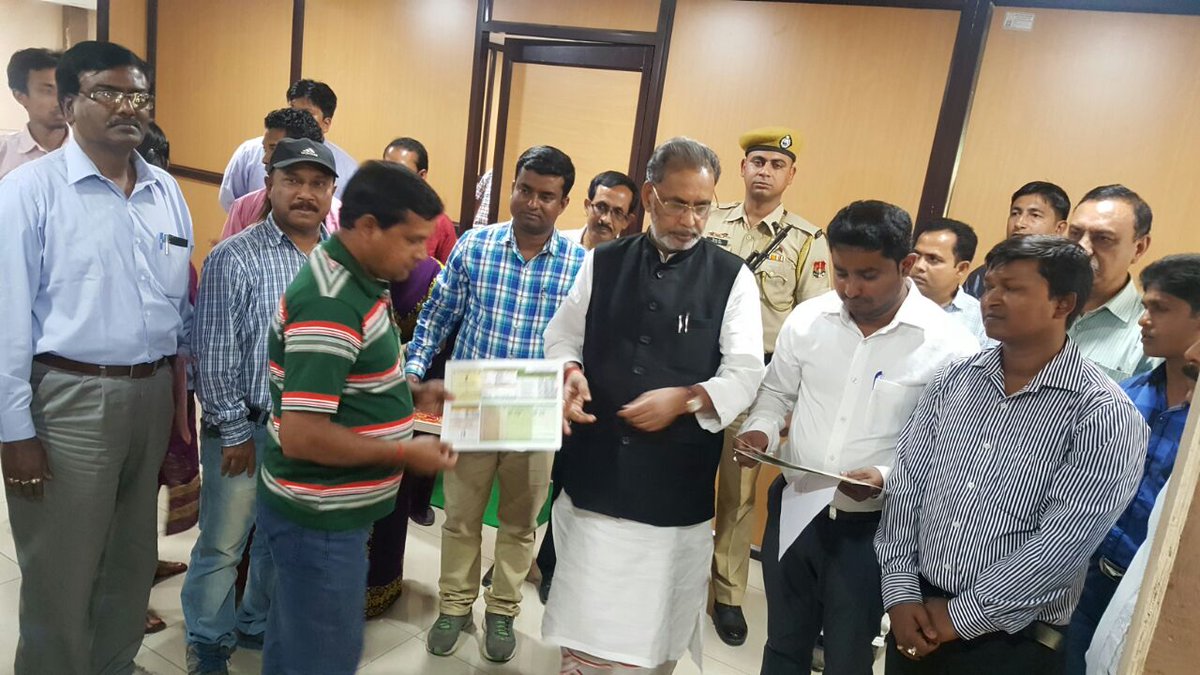 कृषि विज्ञान केंद्र, सालीमा में स्थानीय किसानों को सॉइल हेल्थ कार्ड वितरित करते हुए।