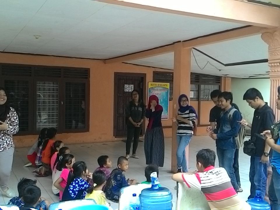 bara_aapi's tweet photo. Belajar cara mencuci tangan yang baik dan benar yang dipandu oleh kak Bella bersama adik-adik di Dinas Pasar Jambi. https://t.co/E4DIePzJCb