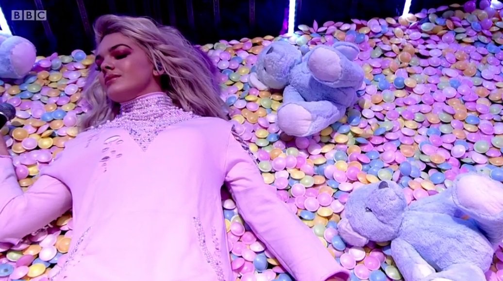 officialcharts's tweet photo. Pictures of the Week: @louisa was on her Best Behaviour this week with some big TV performances! Watch them back https://t.co/fdy0LJwBQ4 https://t.co/h6MtlxooyY