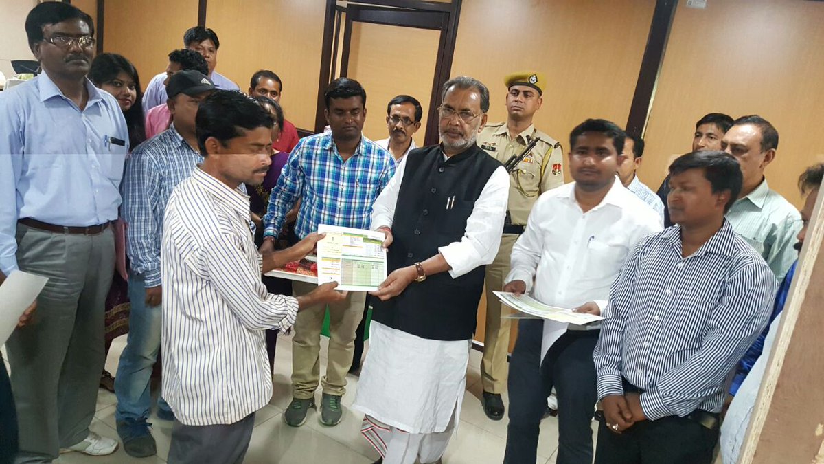 कृषि विज्ञान केंद्र, सालीमा में स्थानीय किसानों को सॉइल हेल्थ कार्ड वितरित करते हुए।