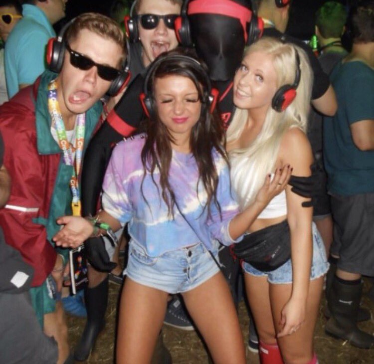 _chelseawoods's tweet photo. Happy birthday @Chelsseacrowe have the best day old girl 😝, here's a trip down memory lane #creamfields2013 🎉💙💙 https://t.co/miQo362m14