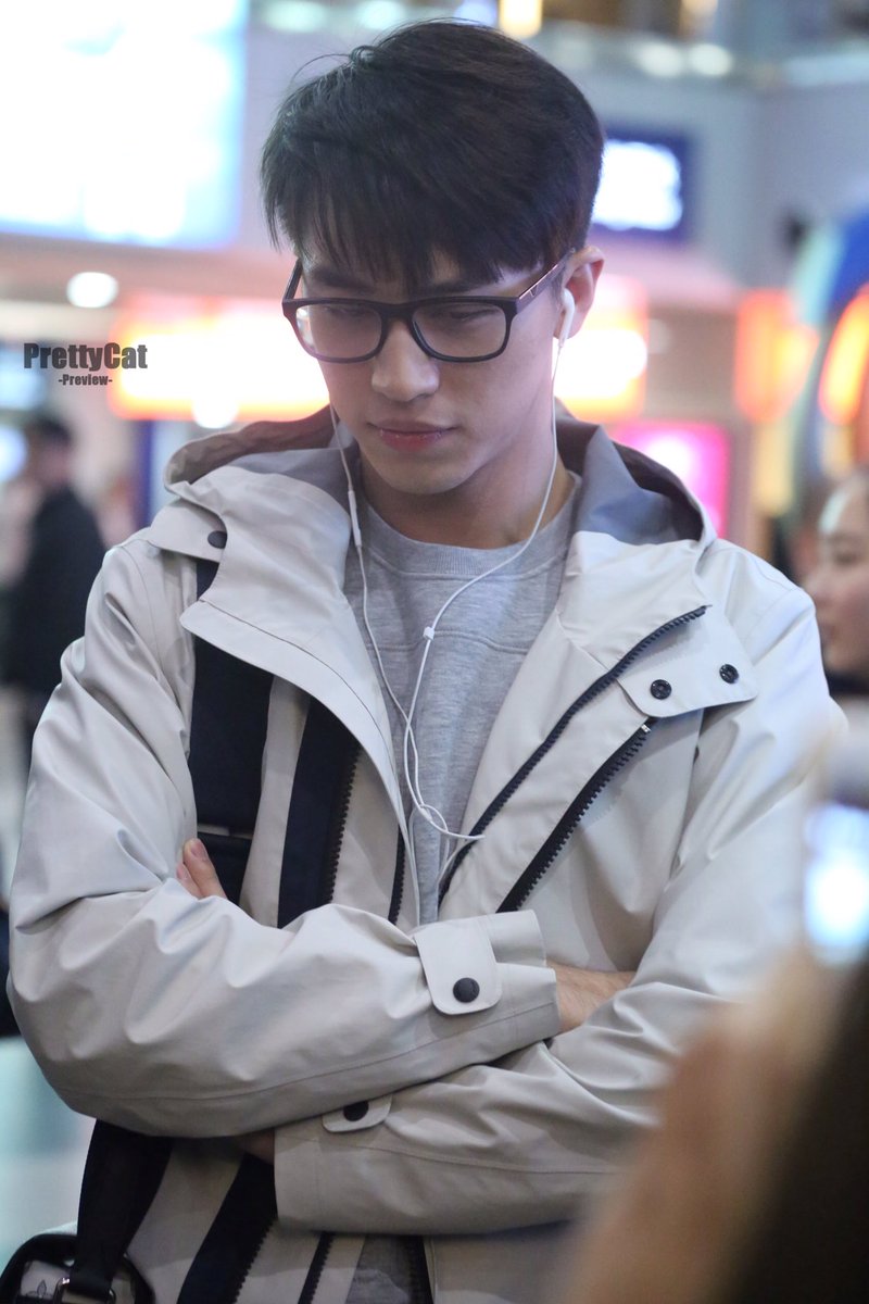 prettycat_1020's tweet photo. [Preview]170318 PEK✈️WUX
#许魏洲 #xuweizhou #허위주 https://t.co/7BJQBo1duw