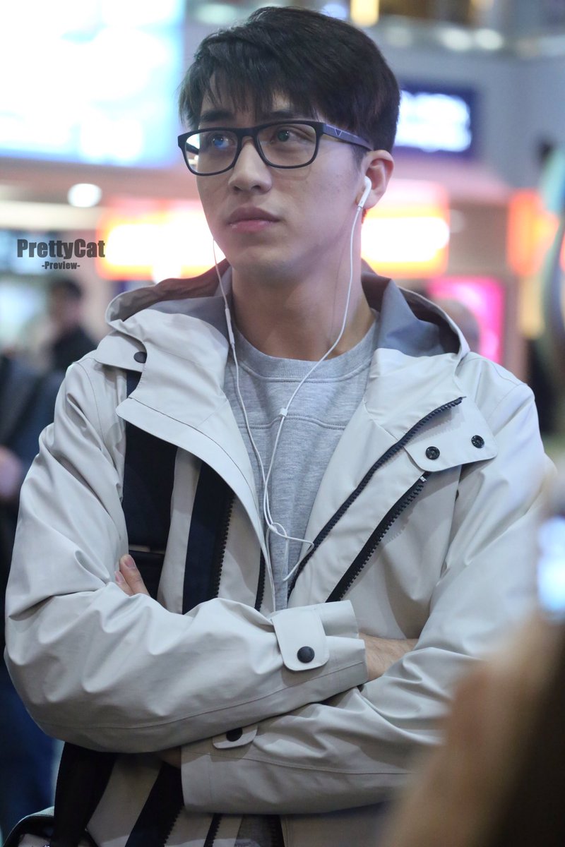 prettycat_1020's tweet photo. [Preview]170318 PEK✈️WUX
#许魏洲 #xuweizhou #허위주 https://t.co/7BJQBo1duw