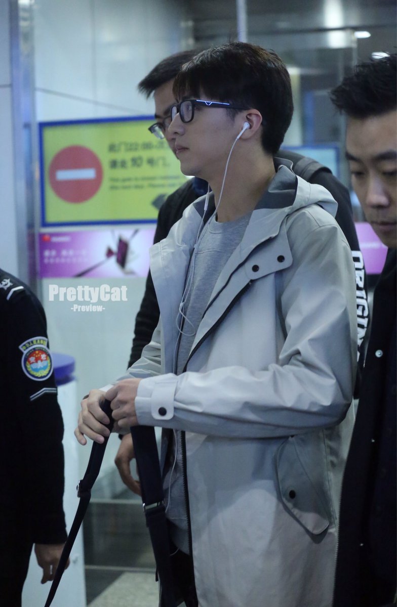 prettycat_1020's tweet photo. [Preview]170318 PEK✈️WUX
#许魏洲 #xuweizhou #허위주 https://t.co/1x4w0FEtXW