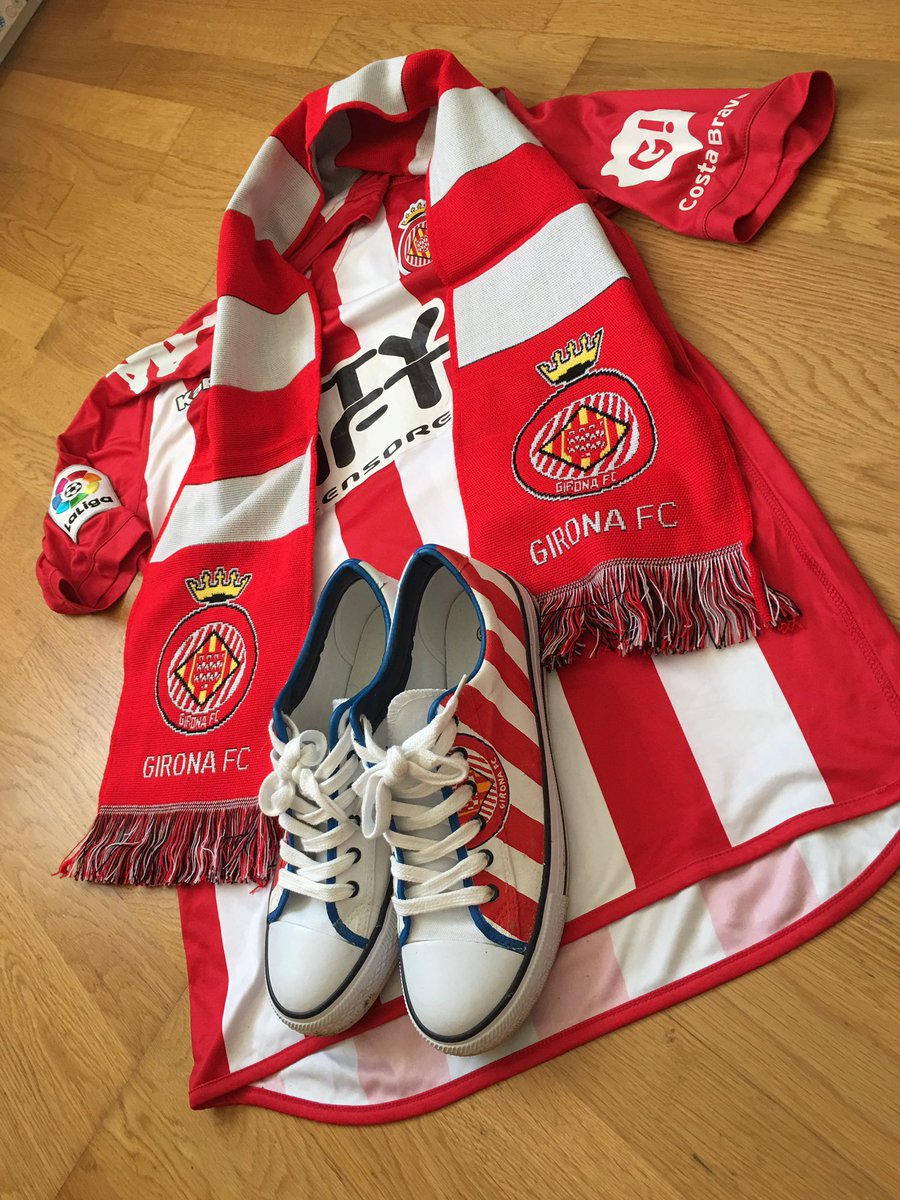 Pelagrator's tweet photo. Scarf, shoes & @SamueleLongo_9 's shirt! TOT A PUNT 🔴⚪️🔴⚪️🔴
#somhigirona #amuntgirona #LaLiga123 #monilivi #capocannoniere #longol https://t.co/0RSX3Kg96A