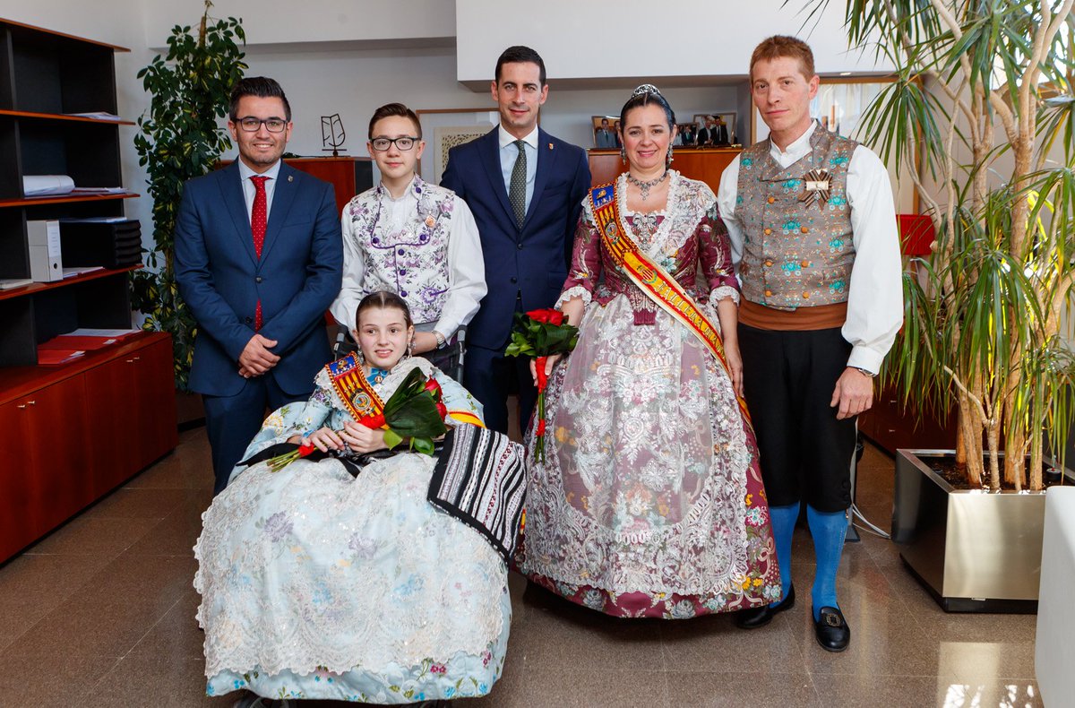 AjMislata's tweet photo. Les #FallesDeMislata compliren ahir amb la tradició de visitar l'Ajuntament i signar en el Llibre d'Or de la ciutat. https://t.co/1DSWfD9vot https://t.co/0Uxmz12qPy