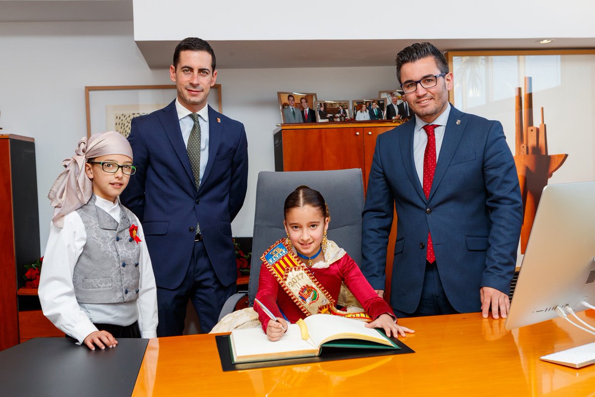 AjMislata's tweet photo. Les #FallesDeMislata compliren ahir amb la tradició de visitar l'Ajuntament i signar en el Llibre d'Or de la ciutat. https://t.co/1DSWfD9vot https://t.co/0Uxmz12qPy