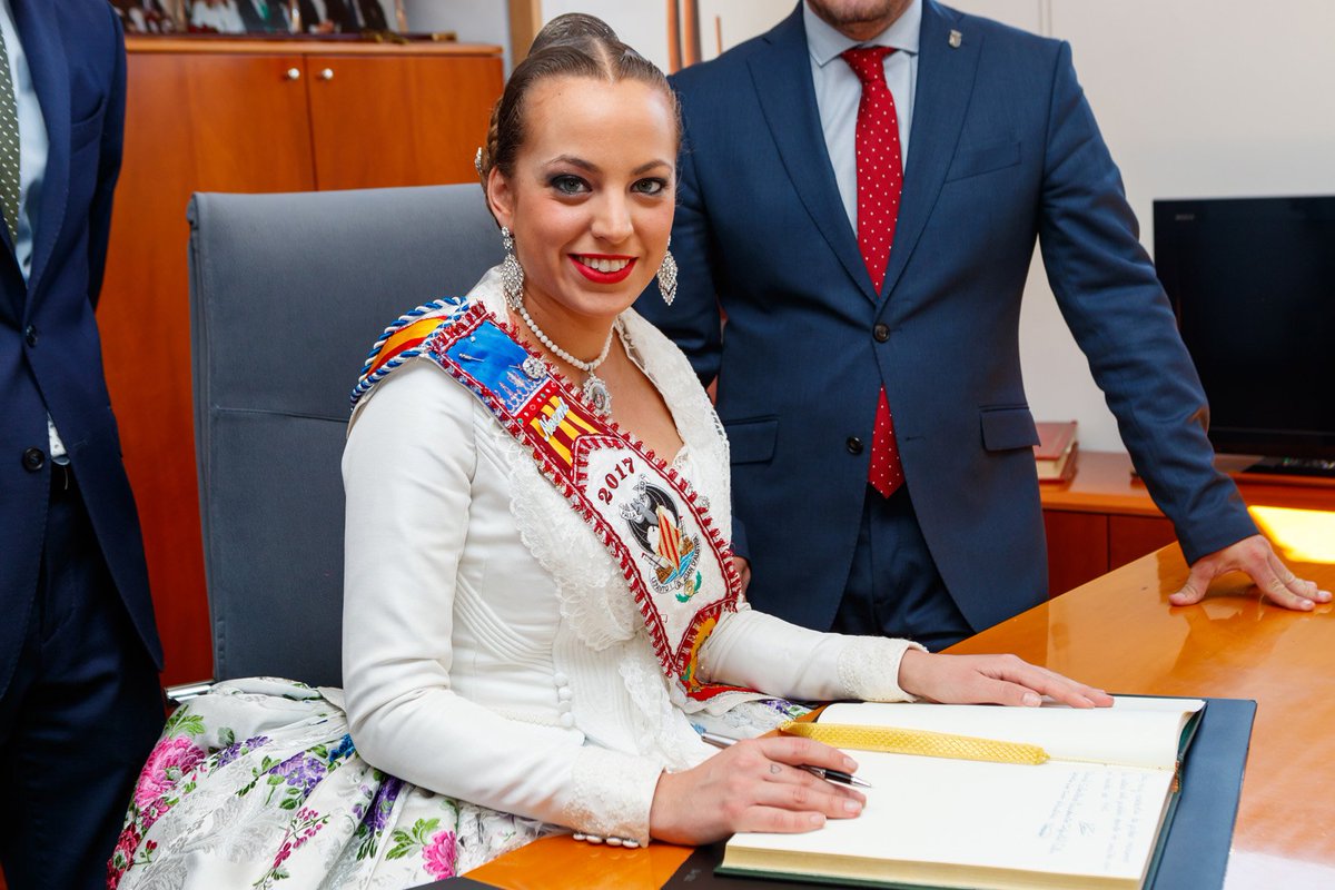 AjMislata's tweet photo. Les #FallesDeMislata compliren ahir amb la tradició de visitar l'Ajuntament i signar en el Llibre d'Or de la ciutat. https://t.co/1DSWfD9vot https://t.co/0Uxmz12qPy