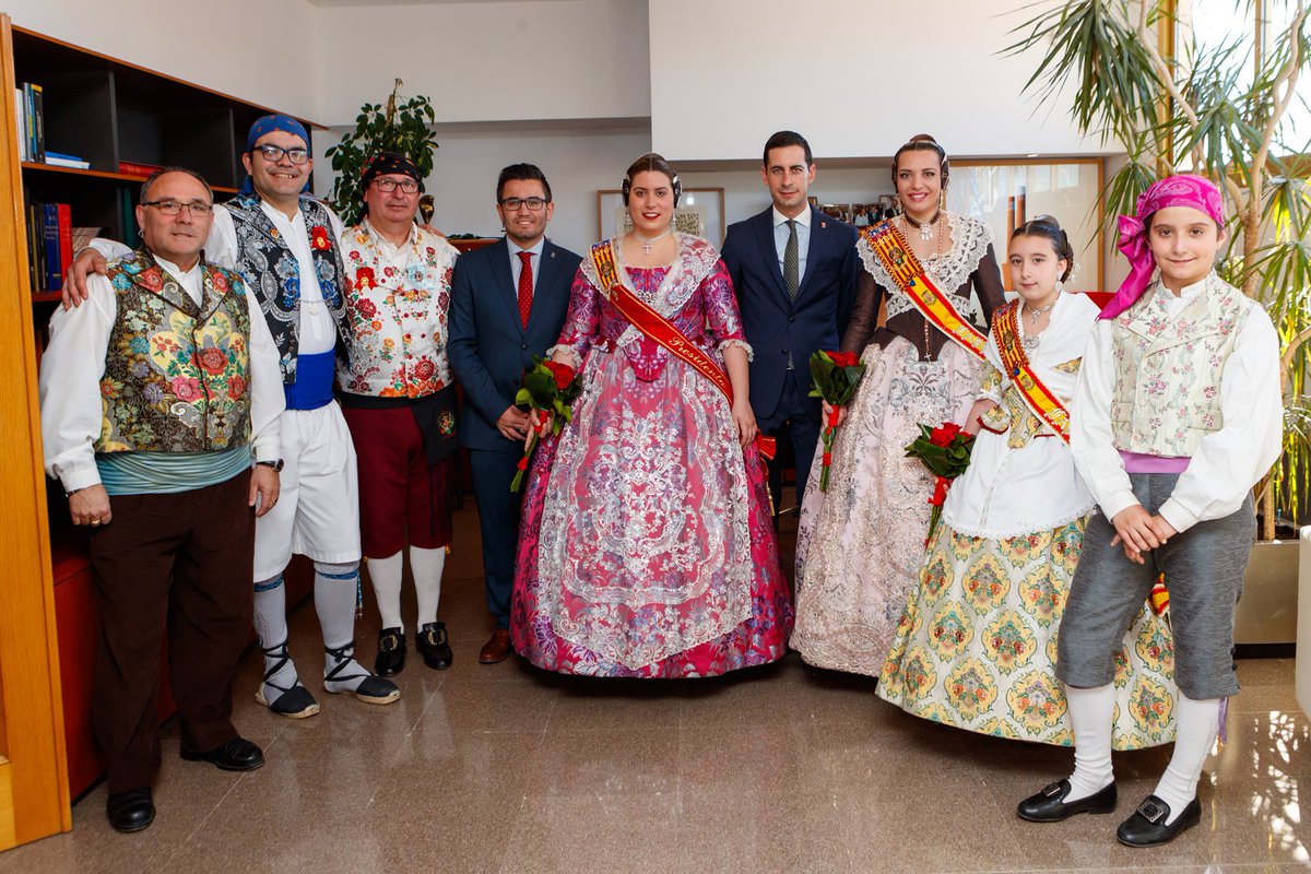 AjMislata's tweet photo. Les #FallesDeMislata compliren ahir amb la tradició de visitar l'Ajuntament i signar en el Llibre d'Or de la ciutat. https://t.co/1DSWfD9vot https://t.co/0Uxmz12qPy