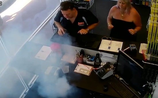 AphrodiesMags's tweet image. iPhone does explode like Samsung. Is there anything to worry about?
#iPhone6 
#Apple #MobileExplosion
(1/2)