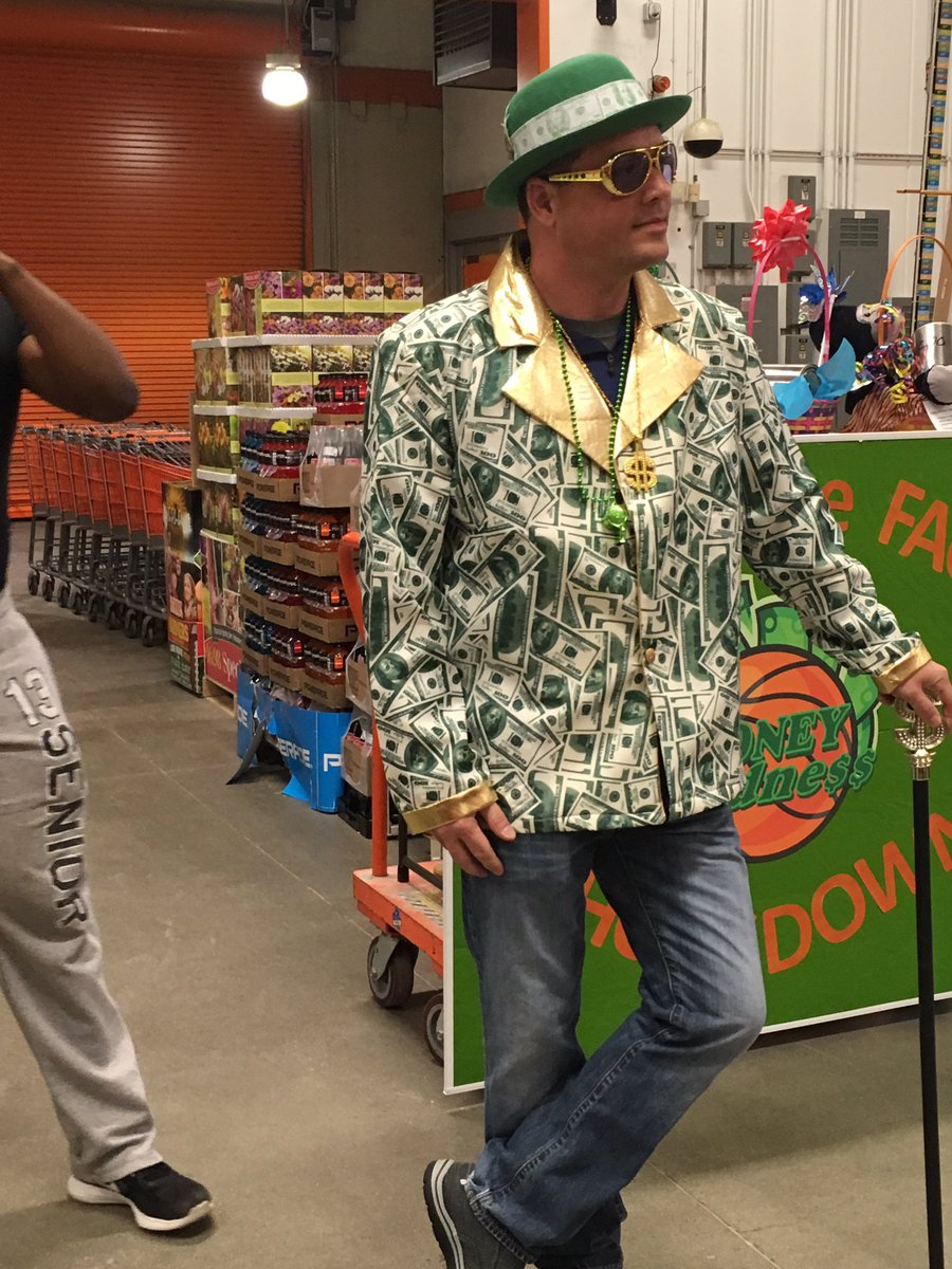 tonya_wolfe's tweet photo. We're talkin money folks!!! 🤑 @kelly_broyles @Paul_Haitsch @thdshawn1 @ThdColerain https://t.co/E0WITJ4Vdj