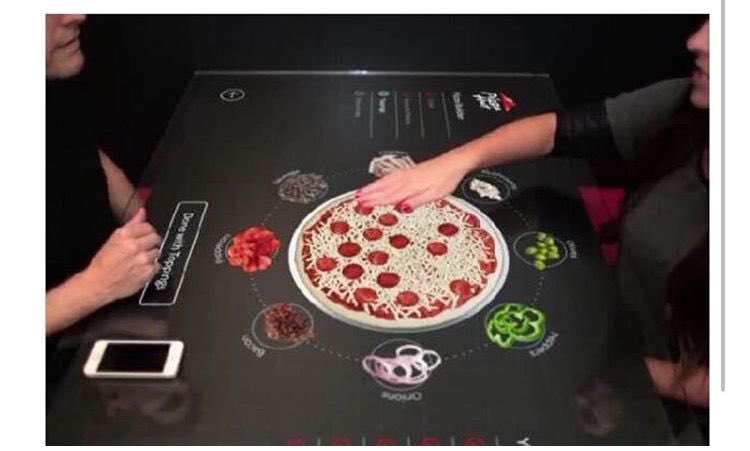 Pizza Hut'ın dokunmatik masaları ile pizza içeriğini kendiniz yapabilirsiniz ve beklerken oyun bile oynayabilirsiniz.