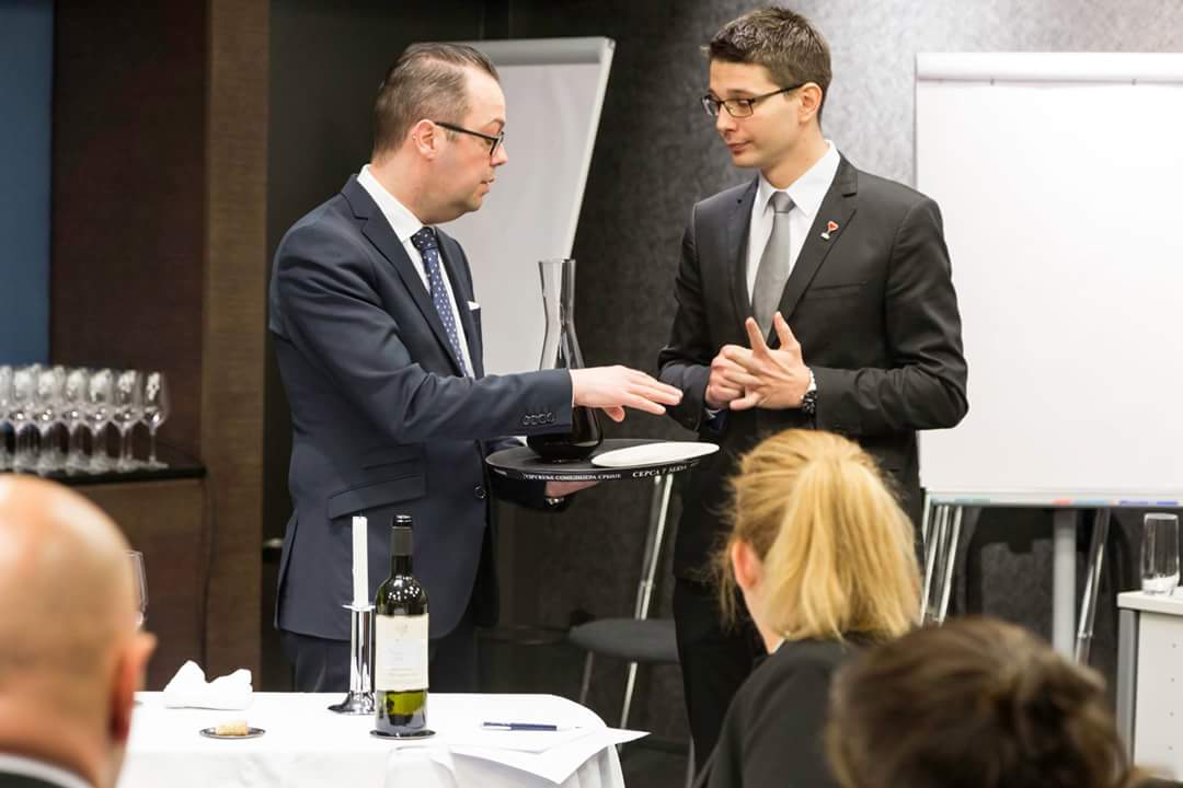 Sommelier training with Sören Polonius #sommelier #decanting