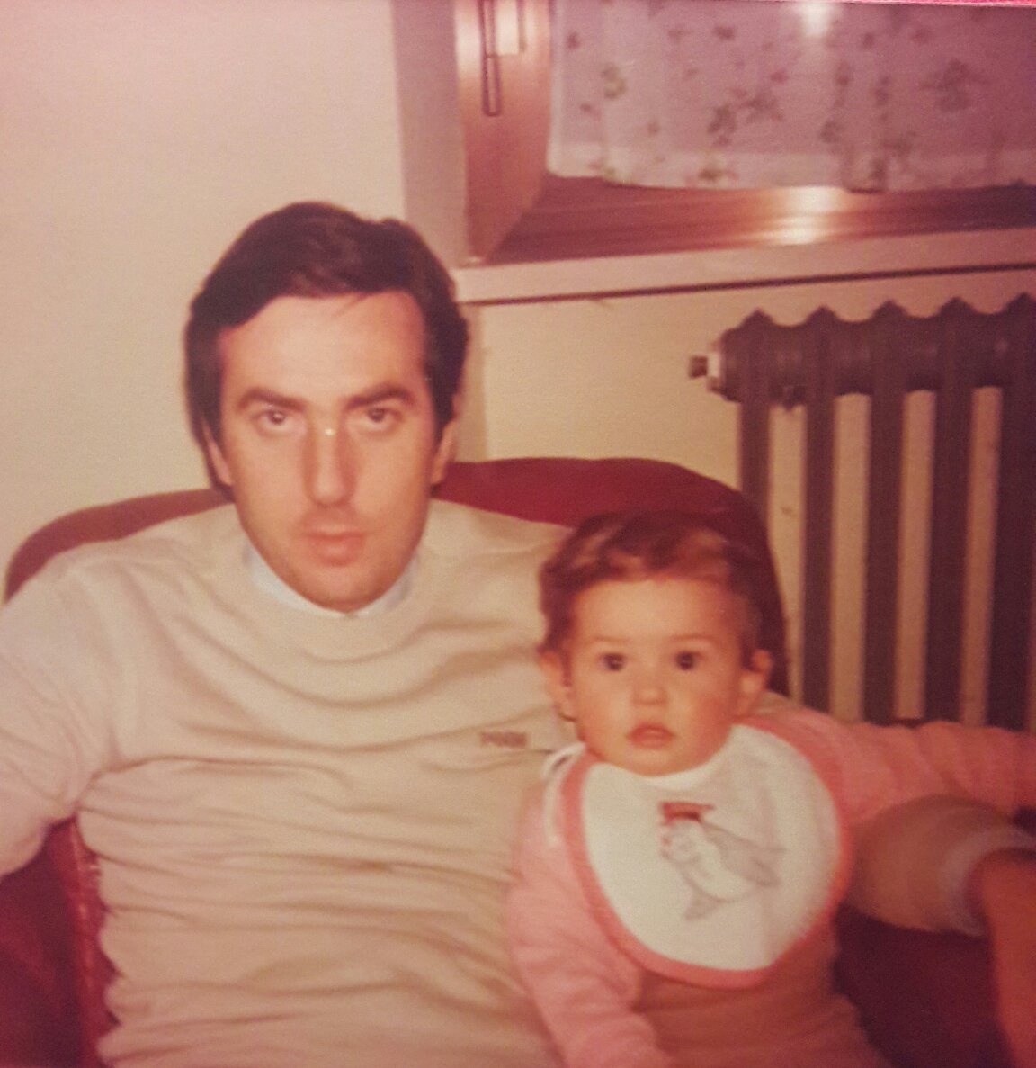 Grazie per i tuoi sorrisi,
per le tue carezze,
per il tempo che mi dai,
grazie perché ci sei
e mi colori la vita ❤ #festadelpapà