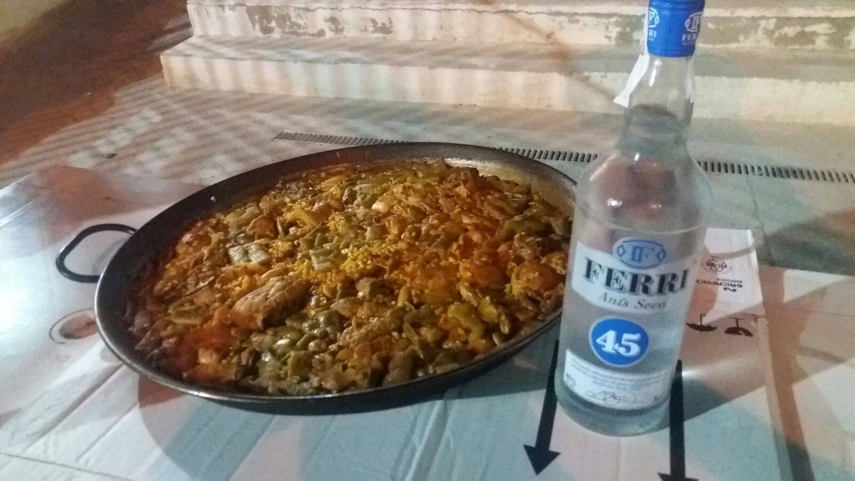 AnisFerri's tweet photo. Anoche concurso de #Paella con la mejor compañía. #paellaemoji @arrozlafallera #Fallas #fallasUNESCO https://t.co/n7i4rmfJ4W