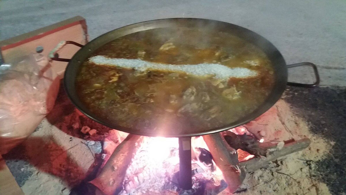 AnisFerri's tweet photo. Anoche concurso de #Paella con la mejor compañía. #paellaemoji @arrozlafallera #Fallas #fallasUNESCO https://t.co/n7i4rmfJ4W