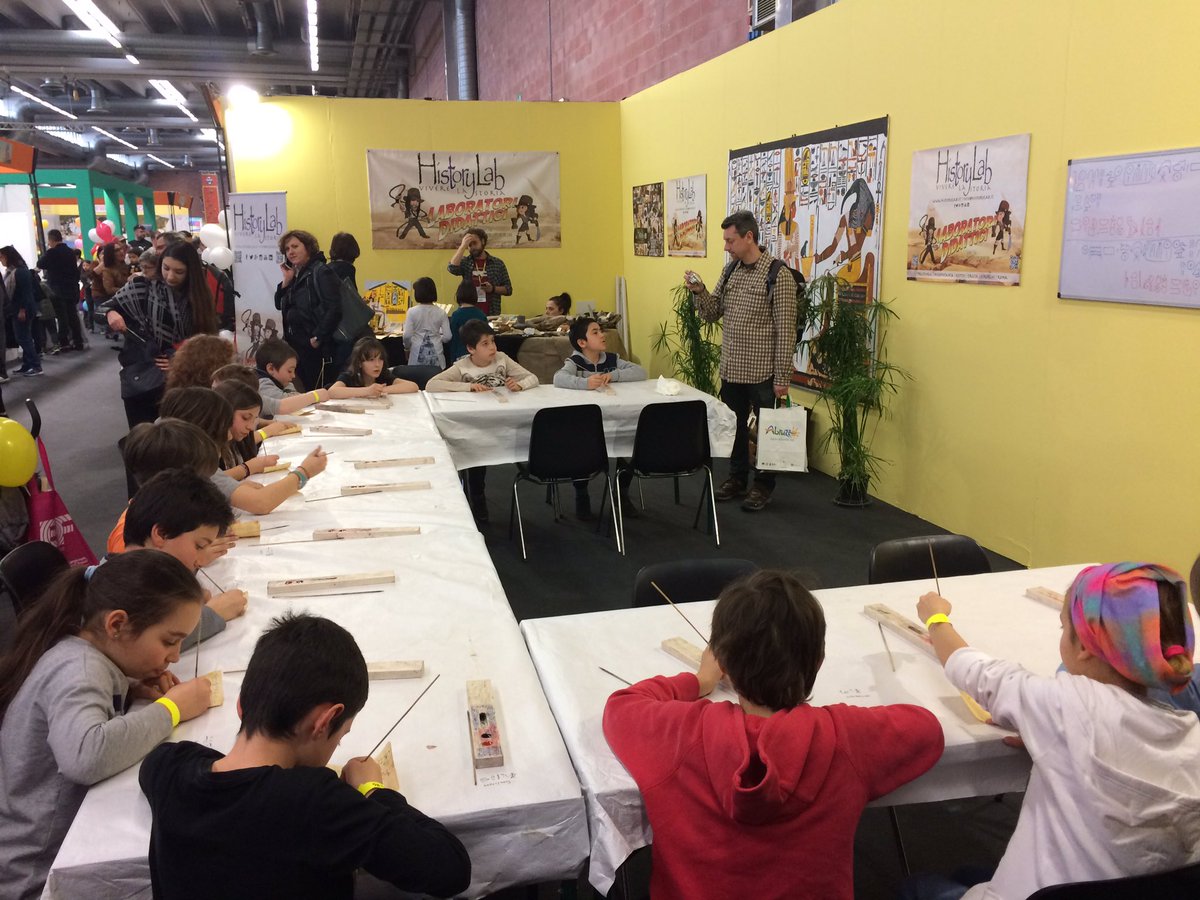 History_Lab's tweet photo. Piccoli #scribi in azione presso il nostro stand al @ChildrensTour https://t.co/UoHpSsOQtH