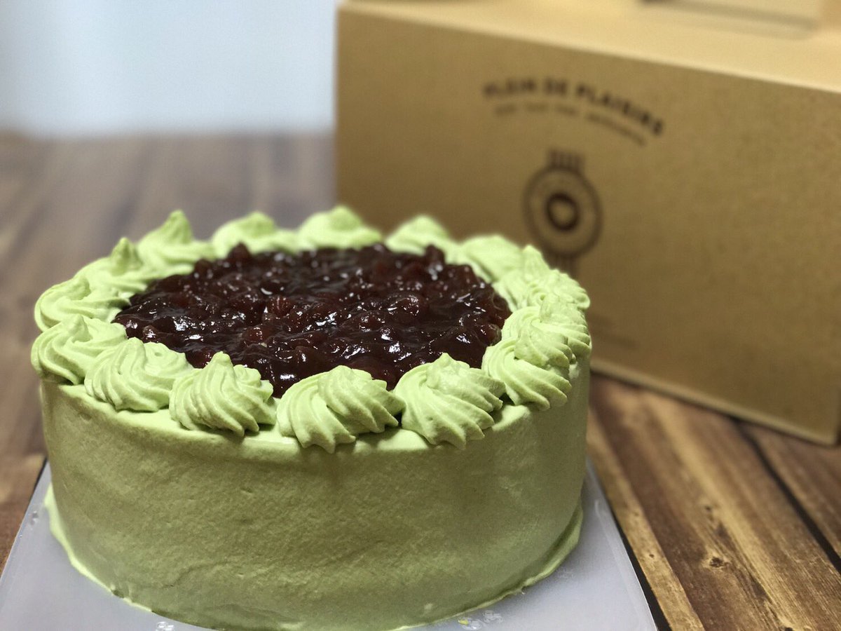 夢 抹茶とあずきのケーキ ミニ抹茶ケーキ風 ケーキは友達の誕プレに 余りものと食パンといちごで四角いケーキ作った 美味しい ついに明後日コンテストだ 緊張するううう けど頑張ってきます コッタ いちごくりえいてぃ部 お菓子作り好き