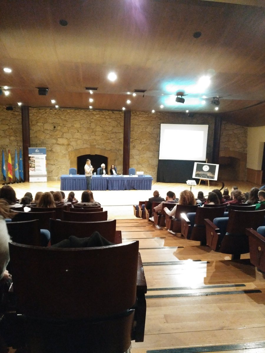 Noelia Bravo y Beatriz de la Fuente en la Mesa de Geriatría