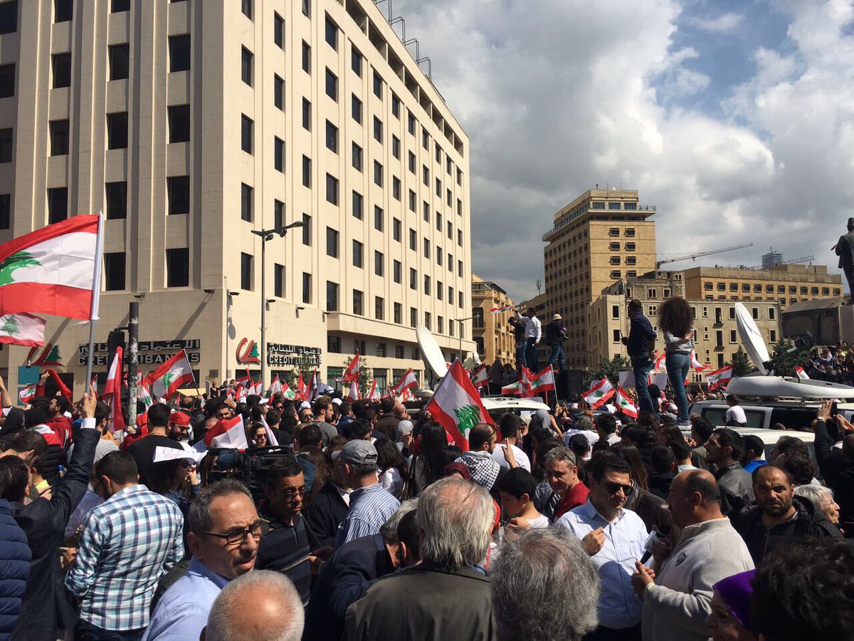 CharbelNahas's tweet photo. مباشرة من ساحة رياض الصلح
#كلنا_عالشارع https://t.co/afedrP3jSe