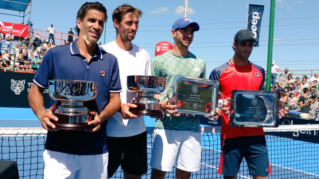 visiontenisok's tweet photo. #CHTigre 🐯🏆🇦🇷🎾 Los trofeos y los finalistas de la @CopaCiudadTigre en el Court central de #JeepPark https://t.co/5fH72pMK2h