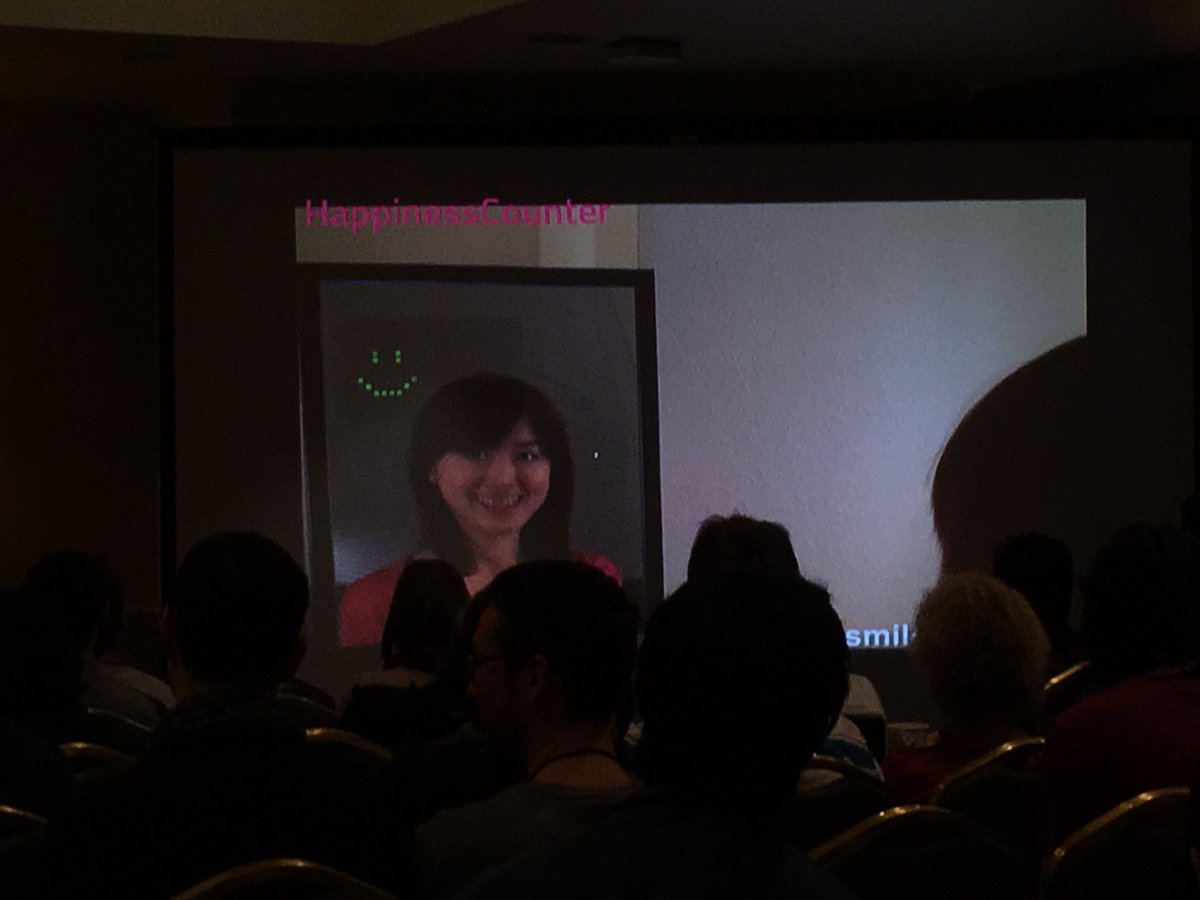 m_sekijima's tweet image. Training of happiness! #IEEEVR #3dui やばい、会場に笑いが溢れる