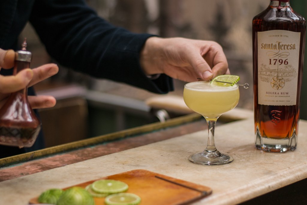 Always wait for the lime... Just when you thought it couldn't get any better.
·
·
·
#SantaTeresa1796 #mixology #drinks #rum