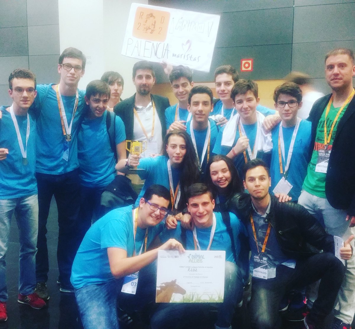 bim_area's tweet photo. R2D2 gana el premio al trabajo en equipo y pase a Dinamarca. Orgullosos de vosotros, sois un ejemplo, felicidades y suerte! #FLLGRANFINAL17 https://t.co/yEJ81BOc0O