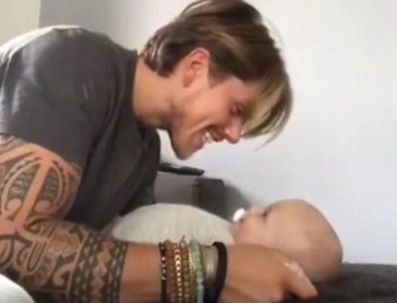 weekbladweekend's tweet photo. Video: @AndreH6Jr laat baby Dré gieren van het lachen https://t.co/Ut5IMepg35 #weekbladweekend #andrehazes #andrehazesIII https://t.co/LI4HDzTiYN