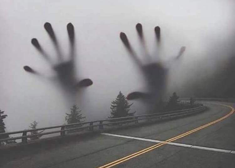 من قال إذهبي
من قطع لرحيلك
تذكره
ليتهم مزقوا جوازك
وعطلوا تلك
الطائره
اغلقوا الحدود
لاسفن لاقطارات
مغادره
ليت الزمن توقف
لما قلتي انك
مسافره