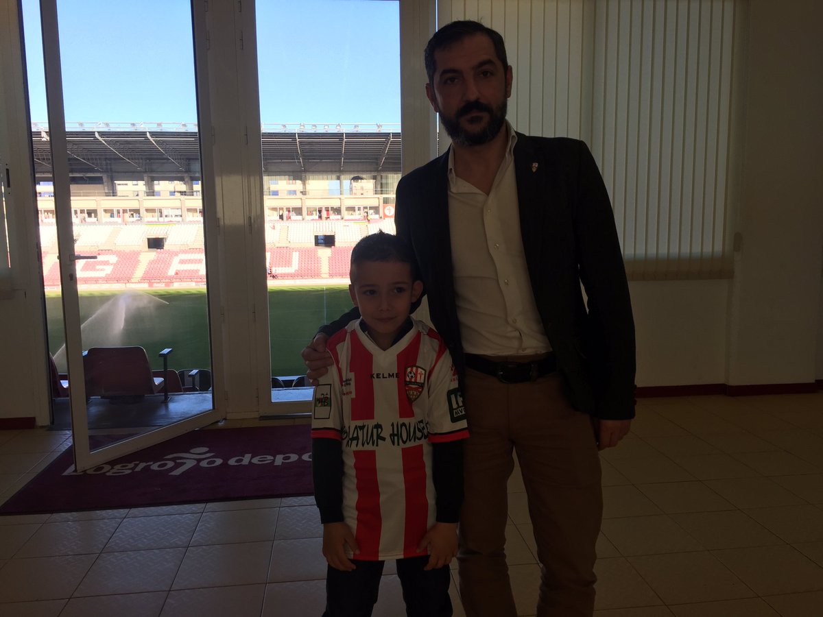 UDLogrones's tweet photo. Hoy hemos tenido una visita especial en el palco. Aarón, nuestro aficionado atendido en Sestao, que ya está a tope con su equipo de nuevo. https://t.co/Nhm6gFrqLI