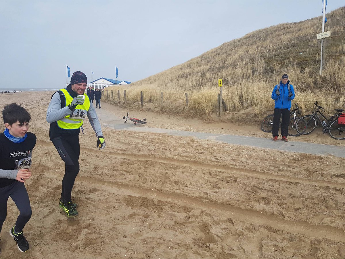 AVRijnsoever's tweet photo. De doorkomst van de eerste bikkels van de @SZmarathon bij de Uitwatering in #Katwijk...Op naar Scheveningen! https://t.co/AZfRYEfiUc